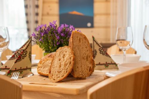 stół z tablicą cięcia z chlebem w obiekcie Domki Pod Jemiołą w Zakopanem
