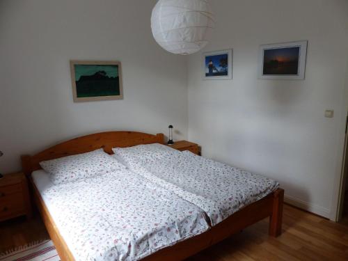 um quarto com uma cama com um edredão branco em Vis-a-vis-Berliner-Tor em Schwerin