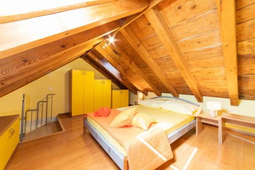 um quarto com uma cama num sótão em Villa Providenca em Kaštela