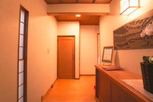 a hallway with a desk and a door at 熱海の海が一望できる温泉付貸別荘 満月あじろ mitsukiajiro in Atami
