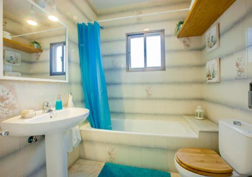 een badkamer met een wastafel, een bad en een toilet bij VILLA SENSACIONES in Tarifa