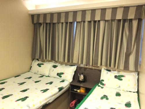 מיטה או מיטות בחדר ב-旺角名都旅馆