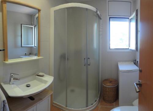 a bathroom with a shower and a sink at Residencial Guardamar Zeus in Miami Platja
