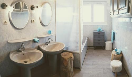 a bathroom with two sinks and a mirror and a tub at TERRASSE -100 m PLAGE - GRAND APPARTEMENT-8 PERS in Berck-sur-Mer