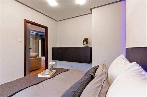 Posteľ alebo postele v izbe v ubytovaní LupoApartments Królewska Penthouse Mandoria Parking Dostęp na Kod