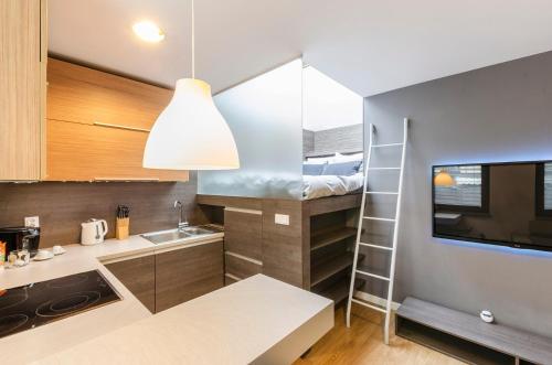 Kuchyňa alebo kuchynka v ubytovaní LupoApartments Kosynierów Klimatyzacja Dostęp na Kod
