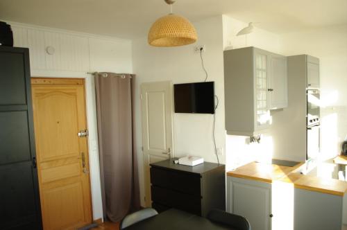 a small kitchen with a black and white kitchen at Vue exceptionnelle sur la Baie de Somme in Saint-Valery-sur-Somme