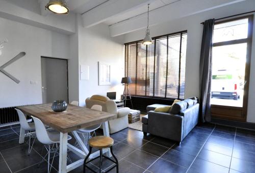 un salon avec une table et un canapé dans l'établissement Resident Snowline, à La Salle Les Alpes