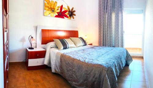 - une chambre avec un grand lit et une fenêtre dans l'établissement BENALBEACH SEA VIEW 2BDR Apartment with Water Park, à Benalmádena