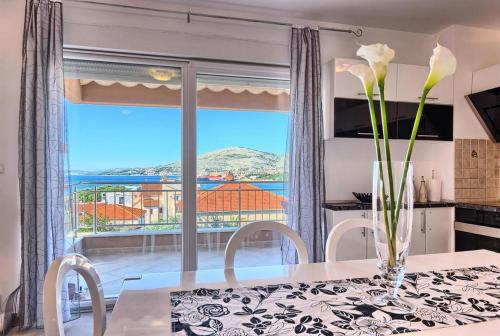 Luxury Apartment Black&White with Pool