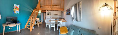 cocina y sala de estar con pared azul en Belarra, en Ciboure