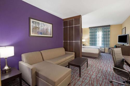TV a/nebo společenská místnost v ubytování La Quinta by Wyndham Pasadena North