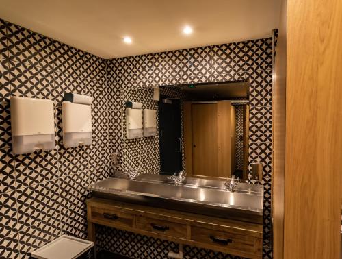 W łazience znajduje się umywalka i lustro. w obiekcie PubLove @ The Exmouth Arms, Euston w Londynie