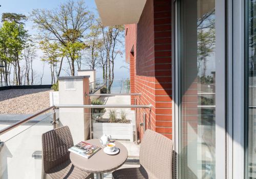 レバルにあるRaval Apartments - Light Blueのバルコニー(テーブル、椅子付)、窓が備わります。