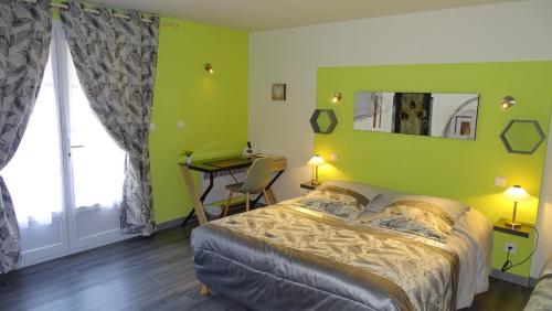 Llit o llits en una habitació de Logis Hotel des Granges