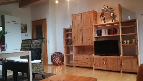 TV a/nebo společenská místnost v ubytování Haus Hopfenseeblick