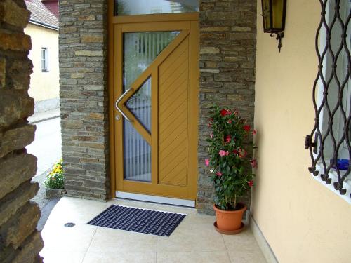 a front door of a house with a plant at Frühstückspension Leopold Janu in Senftenberg