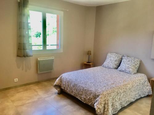 a bedroom with a bed and a window at STUDIO EZE dans VILLA récente - Pied Village - Parking Gratuit in Éze