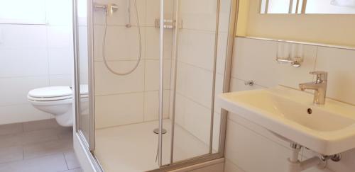 
Ein Badezimmer in der Unterkunft Easy-Living Budget Rooms Lindenstrasse 48
