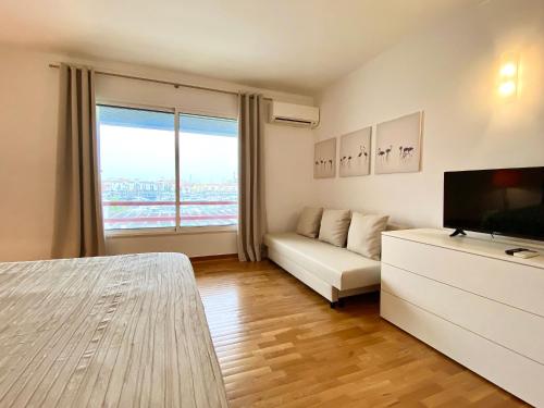 En eller flere senge i et værelse på Home Out Luxury Marina Apartment - 2 Bedrooms Sea View