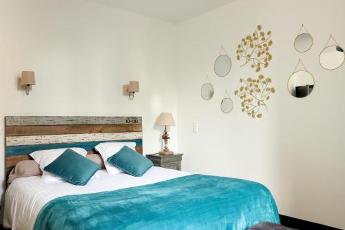 une chambre avec un grand lit avec des draps bleus dans l'établissement La Tour notre Dame, à Boulogne-sur-Mer