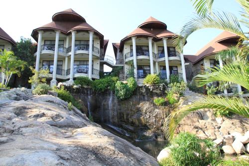 un complejo con una cascada frente a él en Malaika Beach Resort en Mwanza