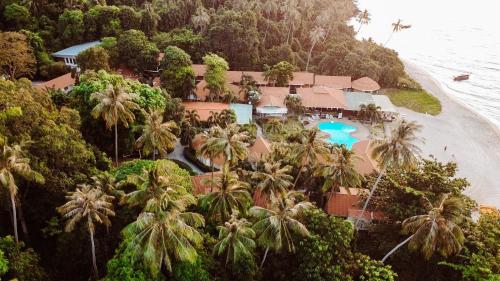 Вид на бассейн в Adang Island Resort или окрестностях