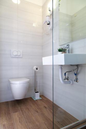 ein Badezimmer mit Toilette und Waschbecken in der Unterkunft Milla Rooms in Split