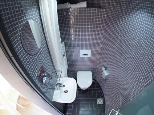 małą łazienkę z toaletą i umywalką w obiekcie slube 25 Teiche Rottstock w mieście Rottstock