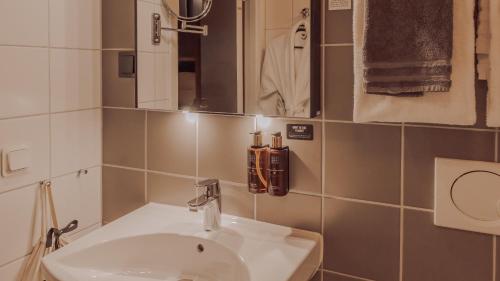 Ett badrum på Clarion Collection Hotel Odin