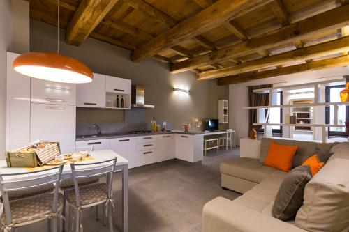 Dapur atau dapur kecil di Vicolo FABBRI appartamenti