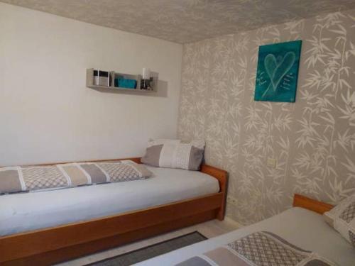 Ένα ή περισσότερα κρεβάτια σε δωμάτιο στο Ferienwohnung Holl-Horn