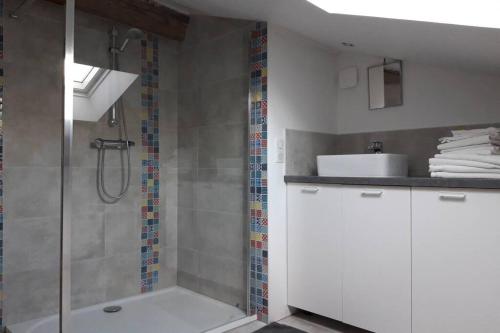 une salle de bain avec douche et lavabo dans l'établissement Jardin de Curé, à Cluny