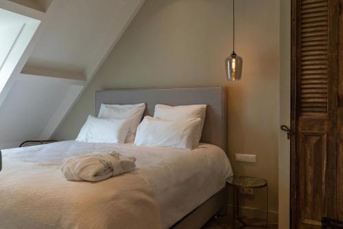 Un pat sau paturi într-o cameră la Parkhotel Abcoude
