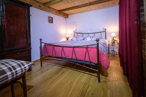 a bedroom with a bed with a pink blanket at Le Vatzerou in La Tzoumaz