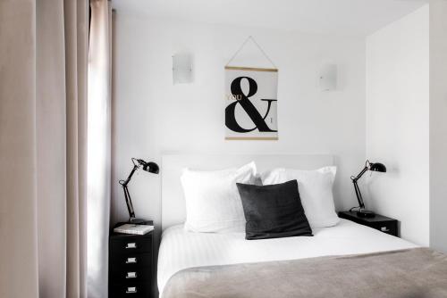 Tempat tidur dalam kamar di Appartements - Le Logis Versaillais