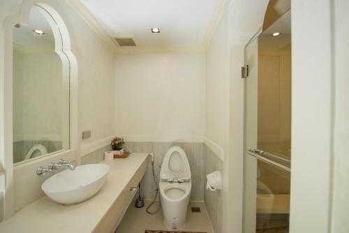 un bagno bianco con lavandino e WC di Marrakesh Huahin 1bedroom with seaview 148 a Hua Hin