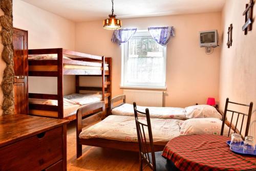 Łóżko lub łóżka piętrowe w pokoju w obiekcie Villa Panorama