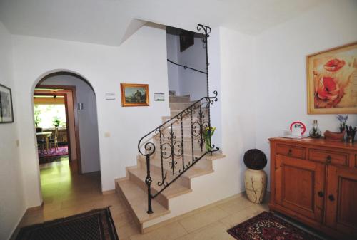un pasillo con una escalera en una casa en Gästehaus La Madonnina, en Bad Breisig
