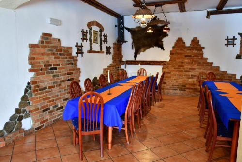une salle à manger avec des tables et des chaises bleues dans l'établissement Villa Panorama, à Stronie Śląskie