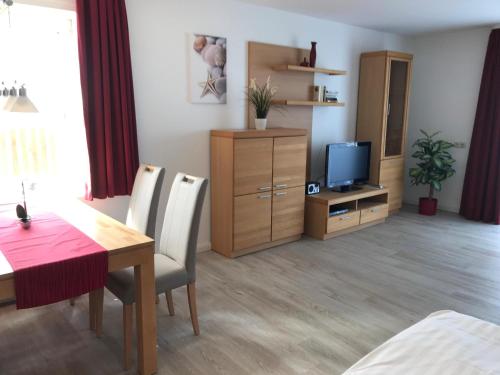 TV a/nebo společenská místnost v ubytování Steiner Strandappartements Appartement 101 Seeseite