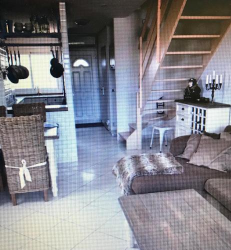 un salon avec un canapé et un escalier dans l'établissement GREG’S BEACH HOUSE, au Cap d'Agde