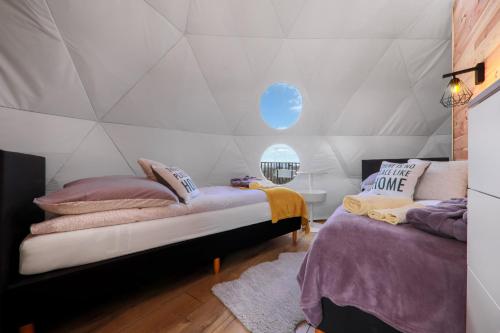 Ein Bett oder Betten in einem Zimmer der Unterkunft Domki góralskie klapnioki