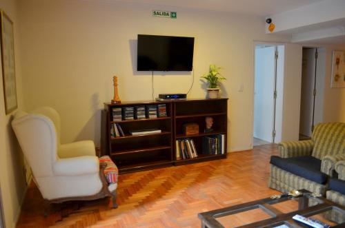 A television and/or entertainment centre at Jaque Mate Hostel