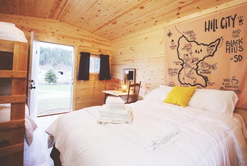 Säng eller sängar i ett rum på Firehouse Campground