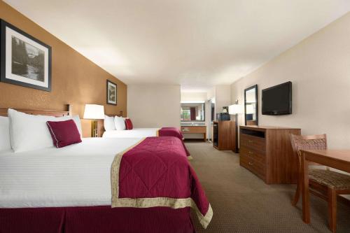 Ένα ή περισσότερα κρεβάτια σε δωμάτιο στο Baymont by Wyndham Cortez