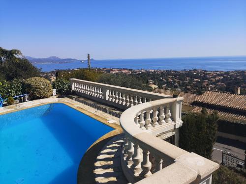 d'un balcon avec vue sur la piscine. dans l'établissement Villa ANTINEA, A SAINT AYGULF, PISCINE PRIVEE, VUE MER PANORAMIQUE, à Fréjus