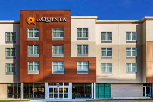La Quinta Inn & Suites by Wyndham Kansas City Beacon Hill Image