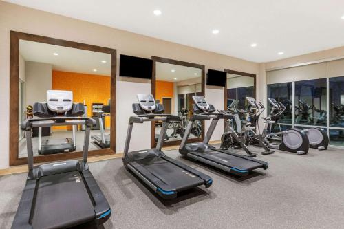 La Quinta Inn & Suites by Wyndham Kansas City Beacon Hill Image