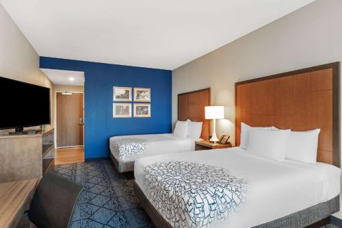 La Quinta Inn & Suites by Wyndham Kansas City Beacon Hill Image